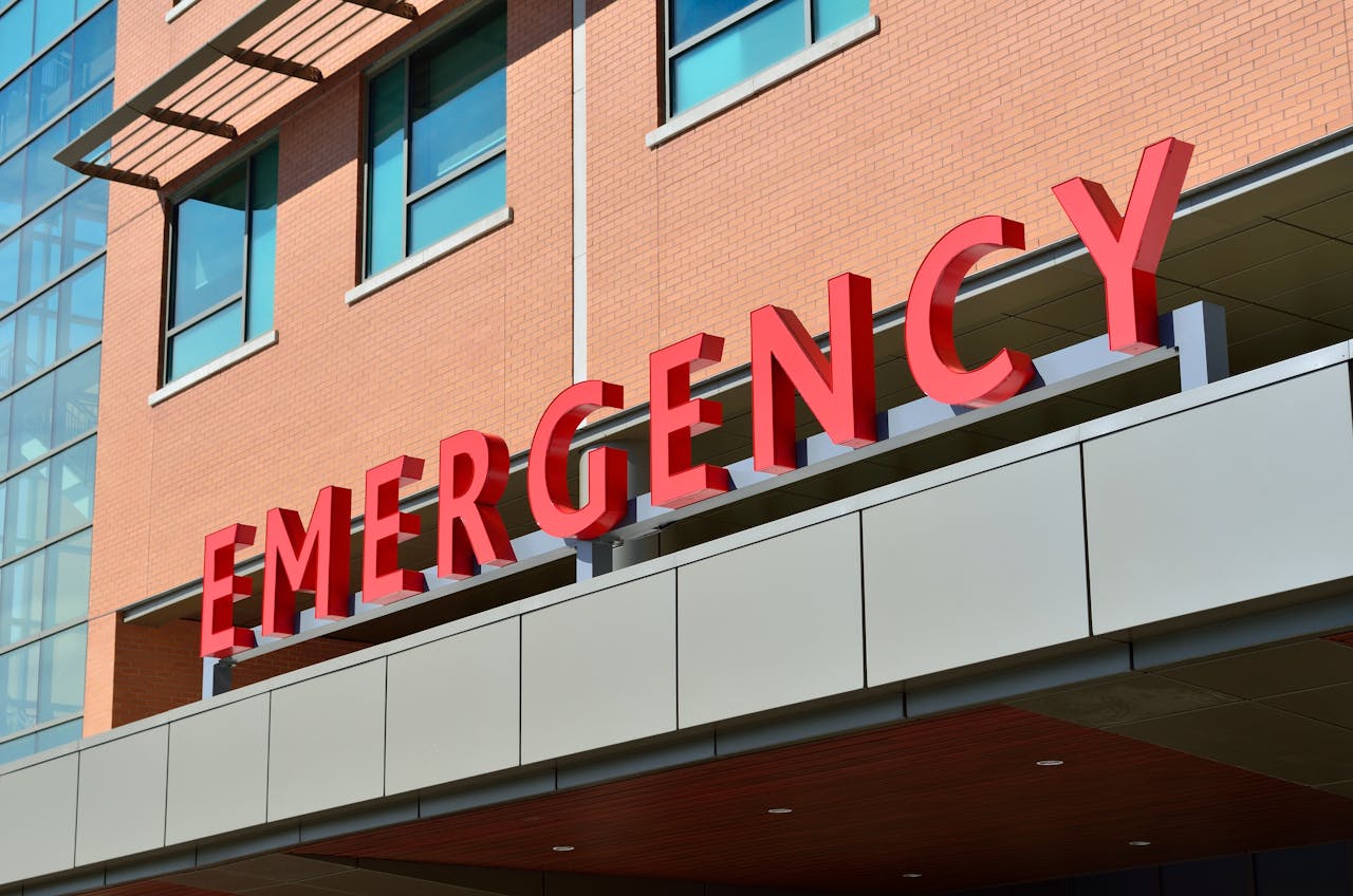 Photo by Pixabay: https://www.pexels.com/photo/emergency-signage-263402/